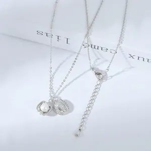 Dettaglio della collana argento con perla, pendente in zircone e chiusura a moschettone