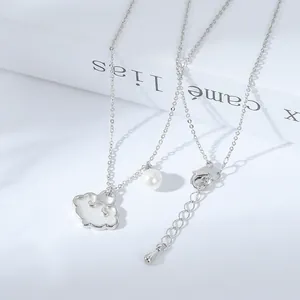 Dettaglio collana argento con pendente a nuvola in madreperla e perla su catena estensibile