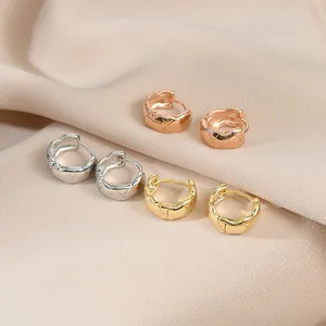 Dettaglio degli orecchini a cerchio trapuntati nei colori oro rosa, argento e oro