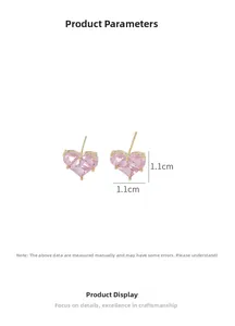 Vue détaillée de boucles d'oreilles cœur en cristal rose avec monture à quatre griffes