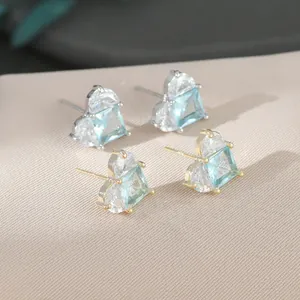 Élégantes boucles d'oreilles cœur en zircon, finitions or et argent sur tissu texturé