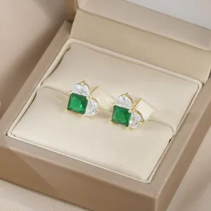 Boucles d'oreilles vintage cœur émeraude en or avec diamants dans un écrin à bijoux