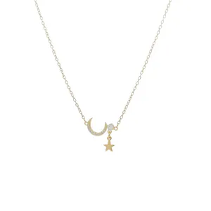 Elegante goudvergulde ster en maan ketting met sprankelende zirkonia op witte achtergrond