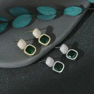 Orecchini a perno quadrati vintage smeraldo in finiture oro e argento S925