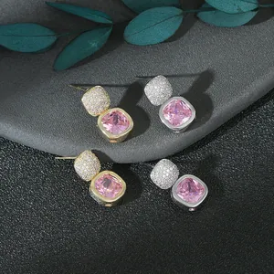 Dettaglio degli orecchini in argento S925 con gemma quadrata rosa e zirconi incastonati