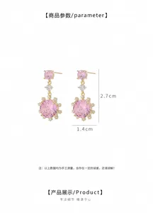 Vue détaillée des boucles d'oreilles flocon en strass rose, dimensions 2,7cm x 1,4cm