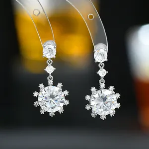 Vue macro de boucles d'oreilles pendantes en argent S925 avec cristaux ronds clairs