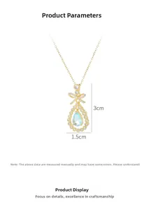 Détail macro du collier nœud doré avec pendentif goutte en zircon bleu et dimensions