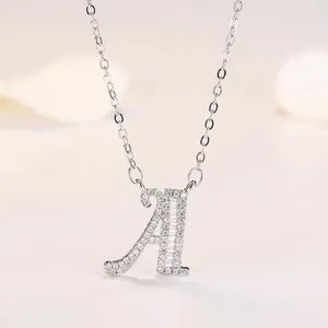 Collier argenté avec pendentif lettre A orné de cristaux pavés et chaîne fine