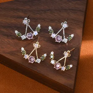 Vue détaillée des boucles d'oreilles en argent S925 avec zircons roses et motifs étoiles