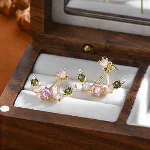 Boucles d'oreilles lune plaquées or avec zircons colorés et perles d'opale