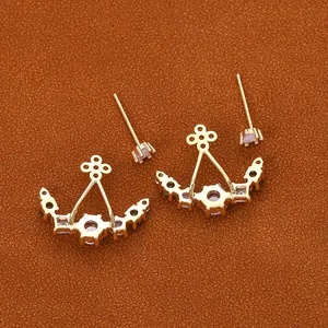 Détail de boucles d'oreilles en argent S925 avec cristaux de zircon violets et verts
