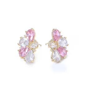 Gouden vlinder oorbellen met roze en witte zirkonia in een elegant bloemenontwerp