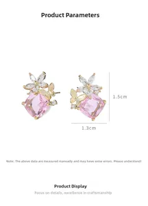Dettaglio degli orecchini a farfalla rosa che mostra le dimensioni 1,5 cm x 1,3 cm