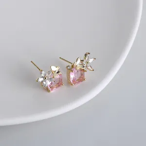 Orecchini a farfalla dorati con pietre preziose rosa quadrate e fiori di zircone bianco