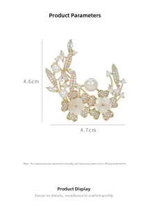 Detailansicht der goldfarbenen Blumenbrosche mit Perlen und Maßen von 4,6 cm x 4,7 cm
