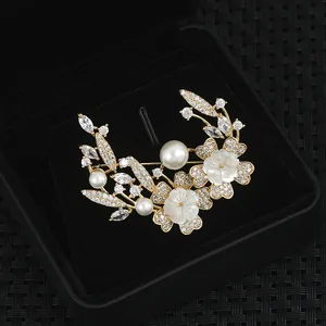 Exquisite vergoldete Muschelblüten-Brosche mit Zirkonia und Perlen auf Samt