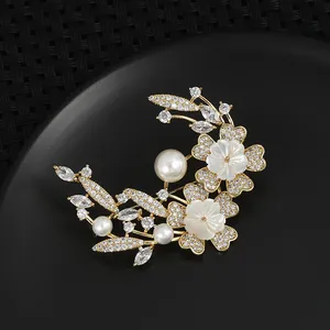 Eleganter vergoldeter Blumenanstecker mit Perlmuttblüten, Perlen und Zirkonia