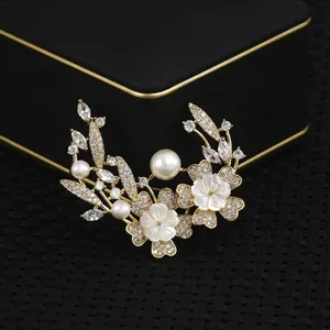 Exquisite Vergoldete Kupfer Brosche Mit Zirkonia Muschel Blütenblättern Und Künstliche Perlen Blumen Anstecknadel Für Damen Bankett Elegante Schmuck