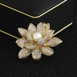 Détail macro de la luxueuse broche lotus aux zircons étincelants et perle centrale