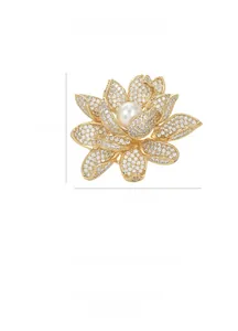 Détail de la broche lotus en zircon de 4,7cm x 4,7cm avec une perle blanche au centre
