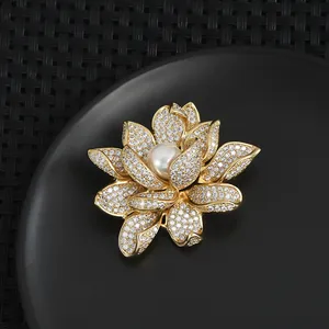 Broche lotus dorée luxueuse ornée de zircons brillants et d'une perle centrale