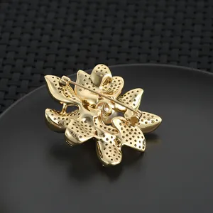 Vue détaillée de l'épingle de sûreté et de la texture en nid d'abeille au dos de la broche
