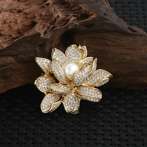 Broche lotus luxueuse aux pétales dorés sertis de cristaux et perle centrale