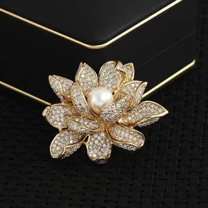 Broche Fleur de Lotus en Cuivre Plaqué Or de Luxe avec Zirconium pour Femmes Broche Florale avec Künstliche Perle pour Banquet de Mariage Bijoux