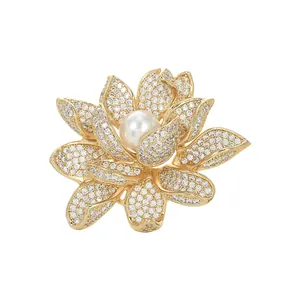 Broche lotus en zircon de luxe avec pétales dorés et perle blanche pour vestes