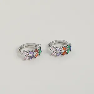 Orecchini a cerchio in argento con zirconi colorati taglio baguette a forma di C