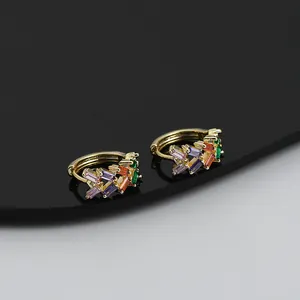 Orecchini a cerchio dorati a C con zirconi baguette arcobaleno e design geometrico