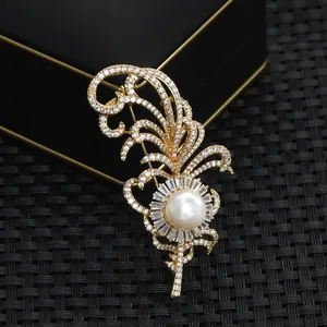 Détail macro d'une broche plume de luxe avec cristaux scintillants et une perle élégante