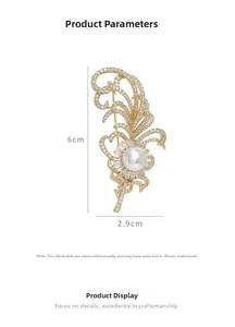 Détail de la broche plume avec perle et cristaux affichant les dimensions 6cm sur 2,9cm