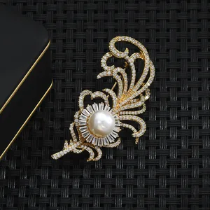 Broche luxueuse en perle et diamant en forme de plume avec sertissage de zircons