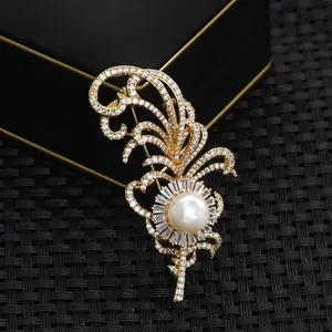 Broche Luxueuse en Plume et Künstliche Perle pour Femme Or Cuivre avec Zircone Micro Incrustée Épingle pour Costume Robe Mariage Bijoux Cadeau