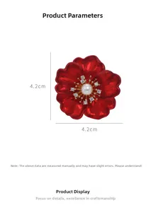Broche pivoine rouge de 4,2 cm avec perle centrale et détails floraux sertis de diamants