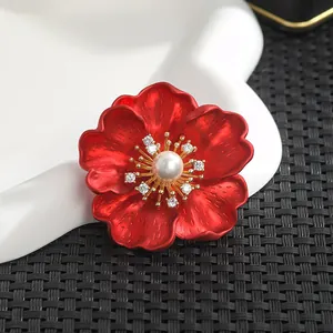 Broche fleur de pivoine rouge avec pétales mats, centre en perle et détails en zircon
