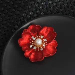 Élégante broche fleur de pivoine rouge avec perle et zircons sur fond noir texturé