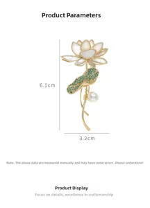 Vue détaillée d'une broche lotus élégante en émail avec des pétales et des pierres