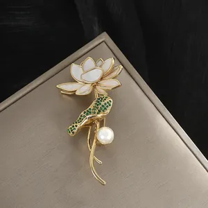 Élégante broche fleur de lotus avec pétales blancs feuilles vertes et perle sur boîte