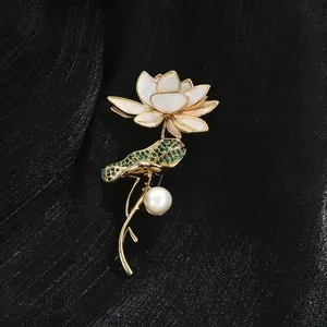 Élégante Broche Fleur de Lotus Pétales en Nacre Feuille de Zircon Vert Künstliche Perle Blanche Broche en Alliage Doré Bijoux de Mariage Femme