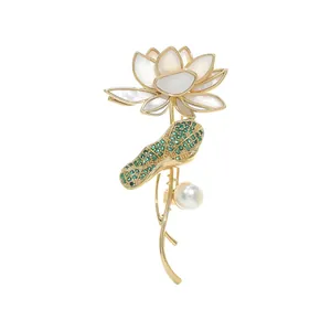 Broche lotus élégante avec feuille de cristal vert et perle blanche sertie d'or