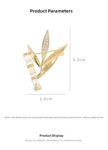 Détail de la broche bambou plaquée or avec pierre œil de chat et zircon, taille 3,3 x 2,6 cm