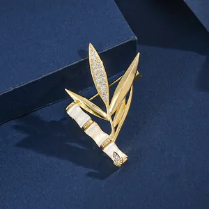 Broche bambou plaquée or avec zircons et feuilles d'opale pour tenues de banquet