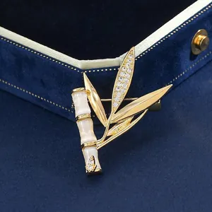 Élégante Broche Bambou en Cuivre Plaqué Or Femme Feuille Incrustée de Zircone Pierre Œil-de-chat Bijoux de Banquet Chinois