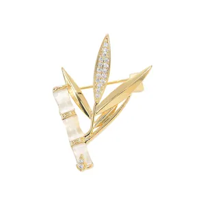 Broche bambou plaquée or élégante avec pierres œil de chat et feuilles en zircon