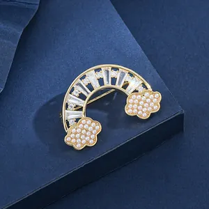Détail d'une broche nuage arc-en-ciel avec oxydes de zirconium et perles sur métal doré