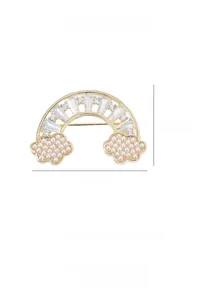 Vue détaillée d'une broche arc-en-ciel avec perles blanches et zircons, 3,3 cm