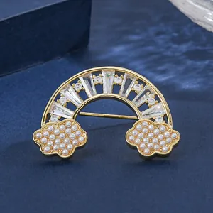 Broche arc-en-ciel et nuages avec cristaux et perles sur monture dorée élégante